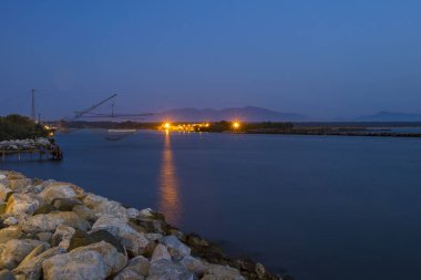 Yazın Marina di Pisa limanında gün batımından sonra. Deniz ve balıkçı kuleleri