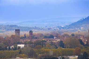 Dağın tepesinden İtalya 'nın Lucca şehrinin manzarası