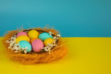 Mutlu Paskalyalar! Üzerinde renkli yumurta yuvası resmi olan Paskalya kartı.