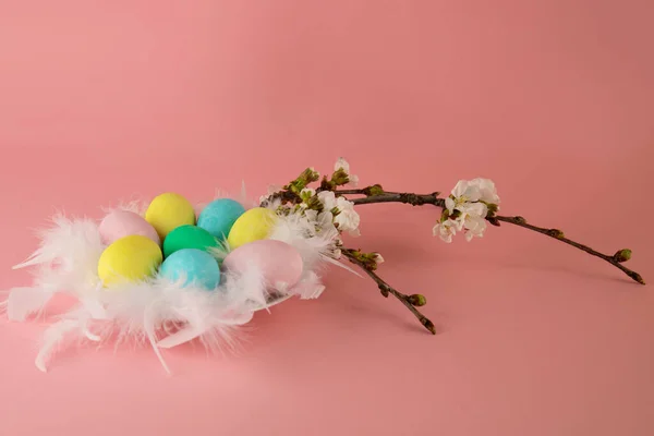 Szczęśliwej Wielkanocy Wielkanocna Kartka Zdjęciem Gniazda Kolorowych Jaj Różowym Tle — Zdjęcie stockowe