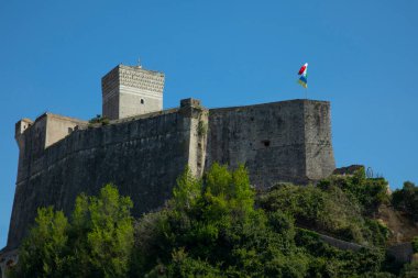  Lerici Kalesi, İtalya ve Ukrayna bayraklarıyla