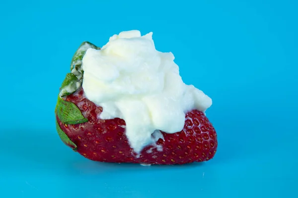 Large Strawberries Cream Blue Background — Stock Photo, Image
