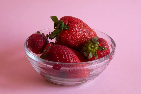 Strawberries Transparent Bowl Pink Background — Stock Photo, Image