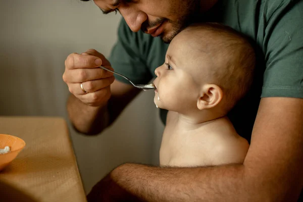 Papá Está Casa Cocina Alimentando Bebé Con Papilla Maná Foto — Foto de Stock