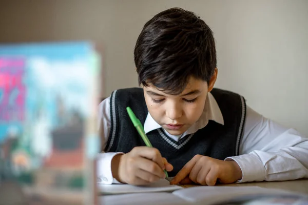 Elev Skoluniform Hemma Gör Läxor Vid Bordet — Stockfoto