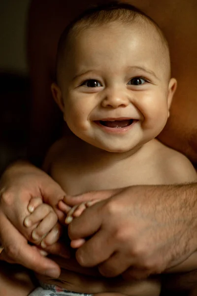Papa Speelt Met Baby Gelukkige Familie — Stockfoto