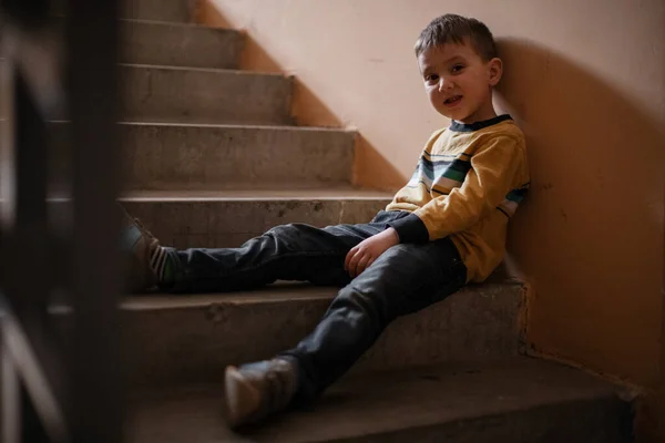 Sarı Ceketli Beş Yaşında Bir Çocuk Merdivenlerden Girişe Iniyor — Stok fotoğraf