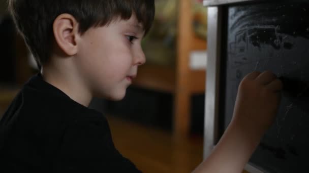 Pięcioletni Chłopiec Domu Rysuje Kredą Tablicy — Wideo stockowe