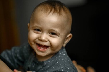 Mutlu bir bebeğin portresi.