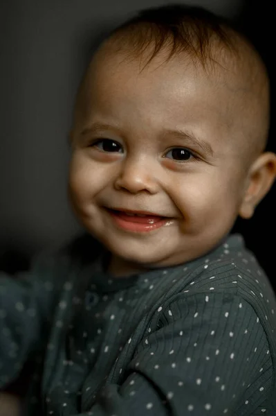 Portret Van Een Vrolijke Gelukkige Baby — Stockfoto