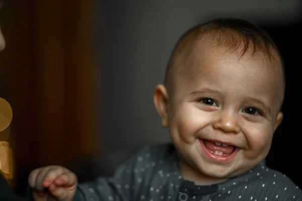 Portret Van Een Vrolijke Gelukkige Baby — Stockfoto