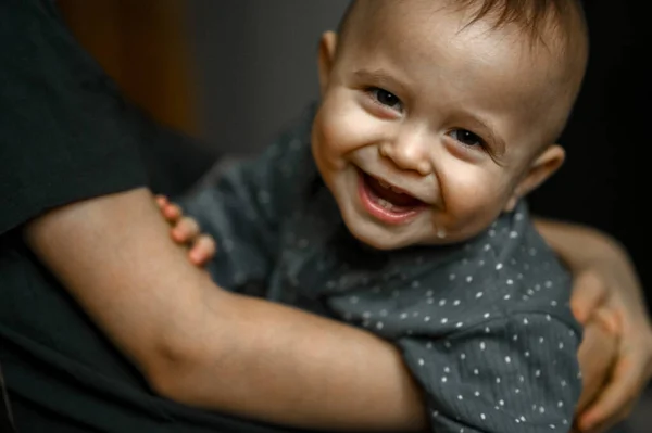 Portret Van Een Vrolijke Gelukkige Baby — Stockfoto