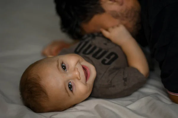 Papa Speelt Thuis Met Baby — Stockfoto