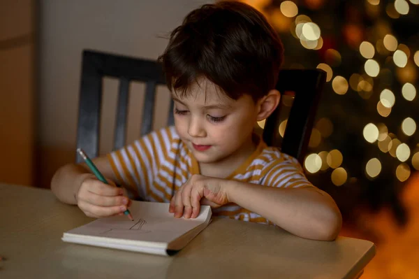 Femårig Pojke Lär Sig Att Rita Distans Pojken Ritar Teckning — Stockfoto