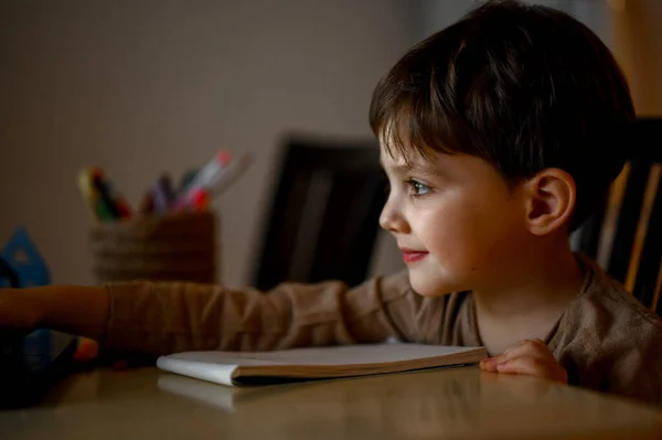 Menino Cinco Anos Aprende Desenhar Remotamente Menino Desenha Desenho Com — Fotografia de Stock