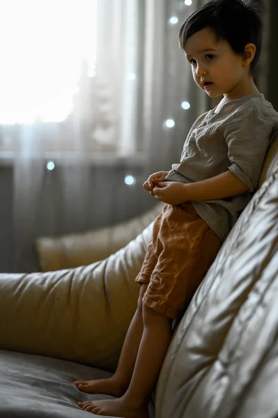 Kleine Jongen Thuis Plezier Hebben Springen Bank — Stockfoto