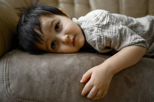 Kleine Jongen Thuis Plezier Hebben Springen Bank — Stockfoto