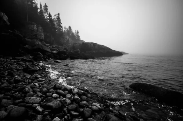 Pedras redondas multicoloridas na Little Hunters Beach, no Parque Nacional Acadia, Maine. Maré a chegar quando as ondas caem. — Fotografia de Stock