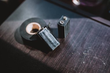 9 voltluk şarjı bitmiş ve güvenlik için elektrik bandıyla kapatılmış. 