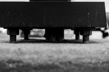 Ana plaka ve demir cıvatalarla beton üzerine yapısal destek 