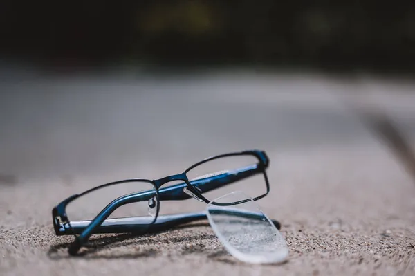 Selektivt fokus på skadade glasögon med repad lins utslagen — Stockfoto