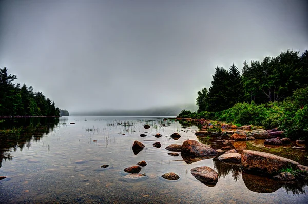 Bord de l'étang Jordan dans le parc national Acadia, Maine, États-Unis avec un brouillard au loin — Photo