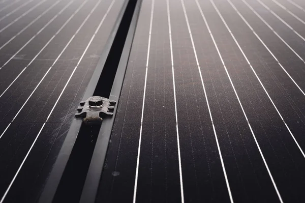 주택 지붕에 설치 된 새로운 설비에 태양 전 지판 사이를 지원하는 측면 — 스톡 사진