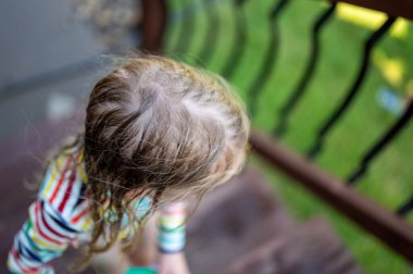 Dışarıdaki genç bir kızın ıslak saçlarına odaklan.