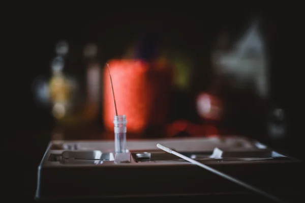 Foco seletivo no swab de um kit de teste Covid rápido em casa — Fotografia de Stock