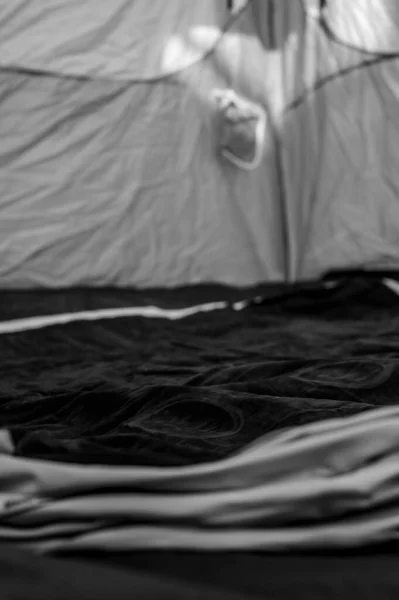 Selectieve focus van een opblaasbare luchtmatras op de vloer van een tent die wordt gevuld. — Stockfoto