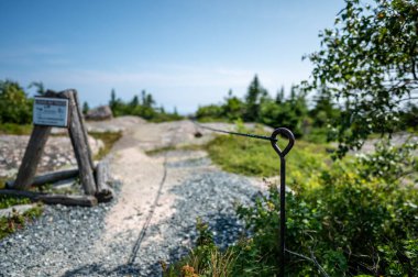 Habitatı ve ziyaretçileri korumak için Acadia Ulusal Parkı 'nın bir bölümünü kordon altına almış.