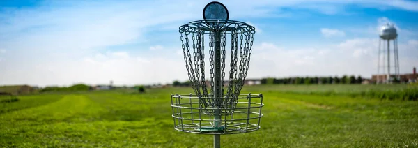 Vista panorámica a través de un campo de golf de césped abierto con un objetivo de cadena — Foto de Stock