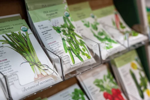 Sioux Falls, Güney Dakota - 5.2021: Baharda bir bahçe merkezinde satılık tohum paketleri — Stok fotoğraf
