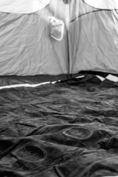 Селективный фокус надувного надувного матраса на полу заполняемой палатки. — стоковое фото
