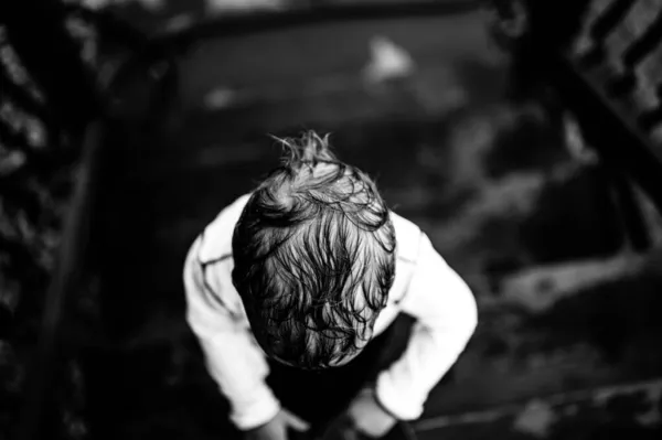 Widok z góry młodego chłopca z naciskiem na mokre włosy. — Zdjęcie stockowe