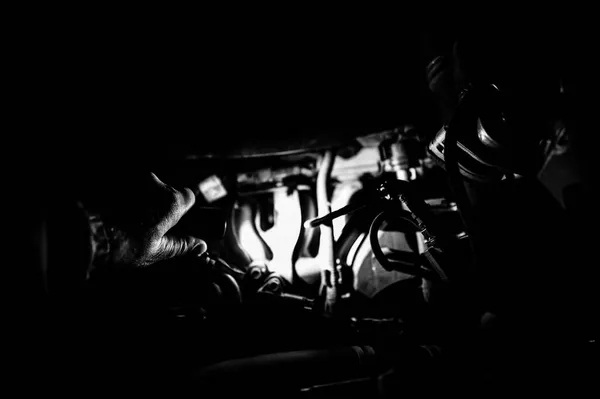 エンジンをチェックするために車のオープンフードに光を当てる — ストック写真