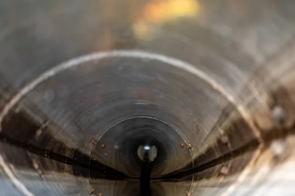 Вид на поверхность воды изнутри бетонного водостока — стоковое фото