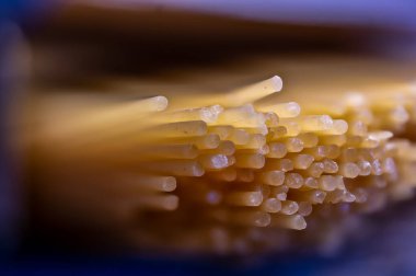 Dramatik ışıklandırmalı bir spagetti grubunun makro sonu görünümü