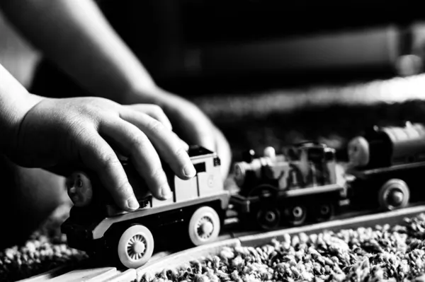 टिफिन, आयोवा, संयुक्त राज्य अमेरिका 3.2021: एक मॉडल थॉमस ट्रेन के साथ खेल रहा छोटा लड़का। थॉमस एक लोकप्रिय रेलवे थीम वाले बच्चों का खिलौना है . — स्टॉक फ़ोटो, इमेज