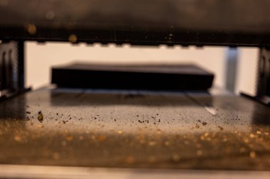 Seçici odak tahtanın üzerinde yükseltilmiş tahta bir yatağa bakıyor.