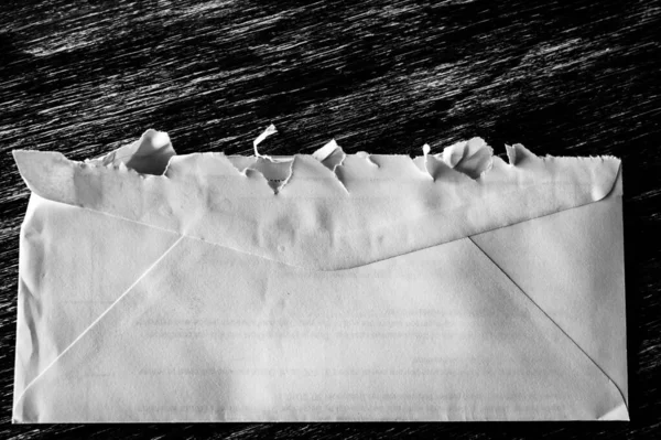 Foco seletivo em bordas irregulares de um envelope de correio aberto rasgado — Fotografia de Stock