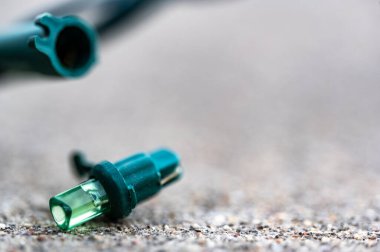 Bir fiyaskoyu tamir etmek için bir dizi Noel ışığının ampulünü değiştirmeye odaklan.. 