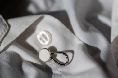 Boyutu artırmak için beyaz gömlek üzerinde düğme genişletici gösterilir