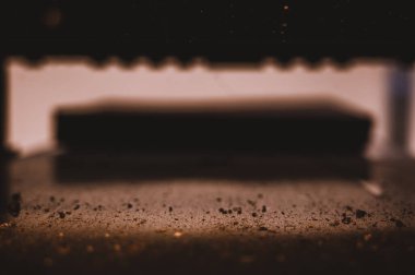 Seçici odak tahtanın üzerinde yükseltilmiş tahta bir yatağa bakıyor.