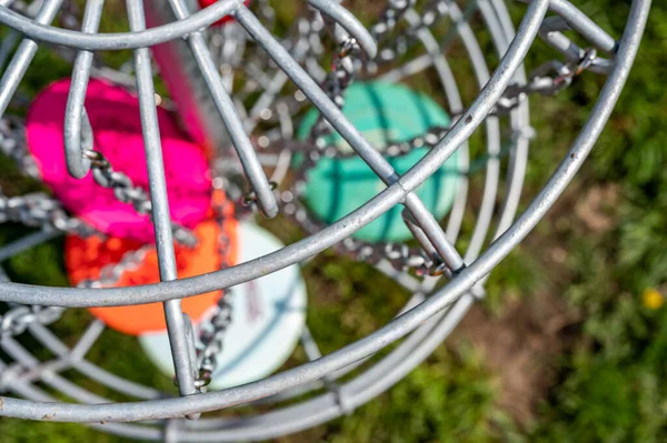 Top view of a golf basket chains with diss blurred below — стоковое фото