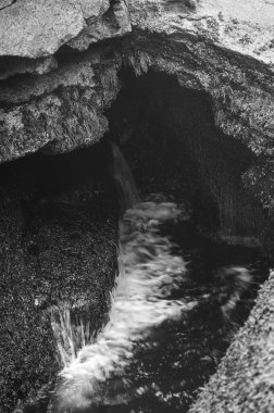 Yükselen dalgalar, Maine, Acadia Ulusal Parkı 'ndaki Thunder Hole adlı doğal bir kaya koyuna çarpıyor.. 