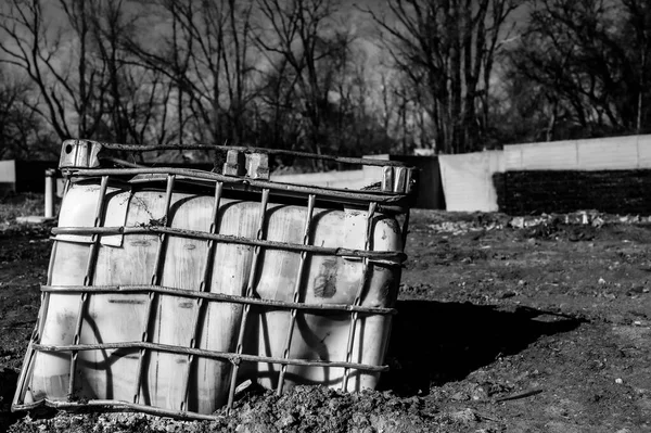 Sacola de plástico a granel danificada abandonada em um local de construção industrial — Fotografia de Stock
