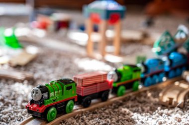 Tiffin, Iowa, ABD - 3.2021: Model Thomas the Train ile oynayan küçük çocuk. Thomas popüler bir demiryolu temalı çocuk oyuncağı.. 
