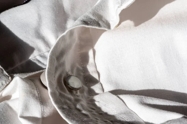 Boyutu artırmak için beyaz gömlek üzerinde düğme genişletici gösterilir