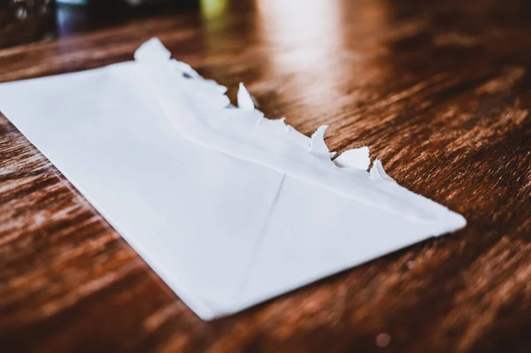 Выборочный фокус на зазубренных краях разорванного открытого конверта — стоковое фото